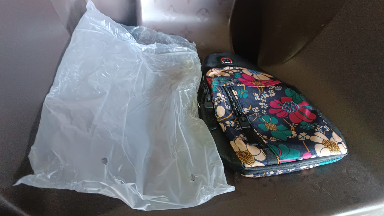 Waterproof Waist Bag, Shoulder Bags USB Charging Earphone Hook Sling Travel Bag (1 Pc / Mix Color)